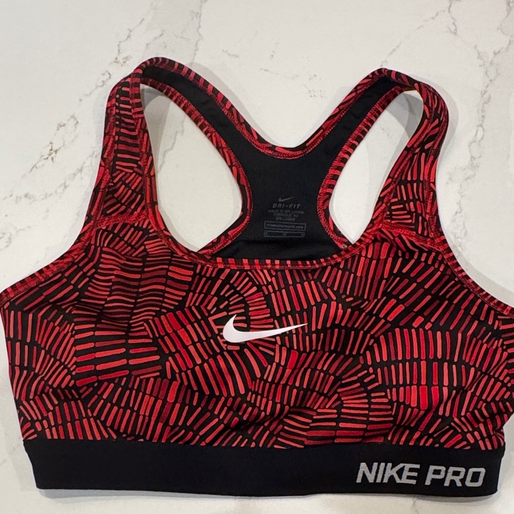 Nike Pro sports bra with removable pads sz medium